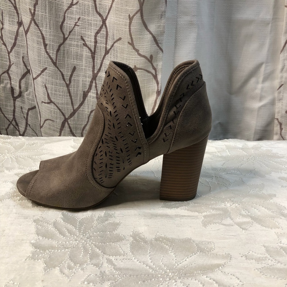 Fervid, size 10, grayish/tan cut out ankle boot.